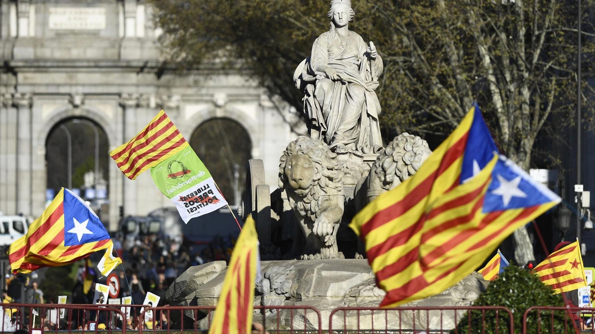 Katalanen demonstrieren in Madrid gegen den Prozess gegen führende Separatisten Katalanen demonstrieren in Madrid gegen den Prozess gegen führende Separatisten