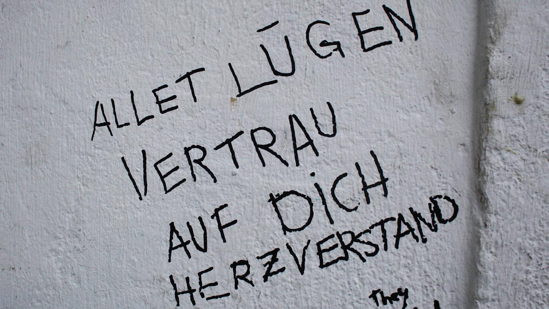 Die Worte "Allet Lügen vertrau auf Dich Herzverstand" sind am 11.12.2017 in Berlin mit Filzstift auf eine Hauswand geschrieben. Die Worte "Allet Lügen vertrau auf Dich Herzverstand" sind am 11.12.2017 in Berlin mit Filzstift auf eine Hauswand geschrieben.