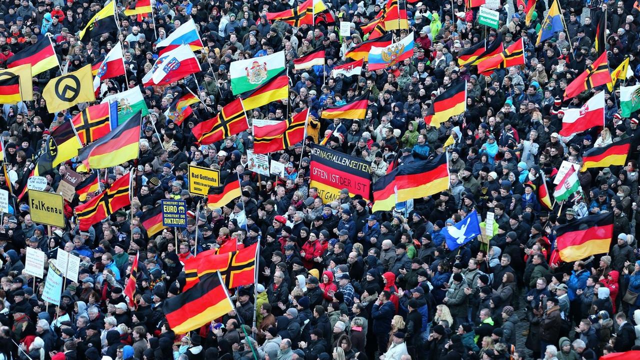 Anhänger der Pegida-Gruppierung versammeln sich in Dresden. Anhänger der Pegida-Gruppierung versammeln sich in Dresden.