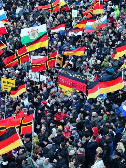 Anhänger der Pegida-Gruppierung versammeln sich in Dresden.