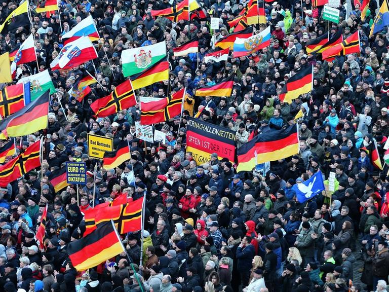 Anhänger der Pegida-Gruppierung versammeln sich in Dresden.
