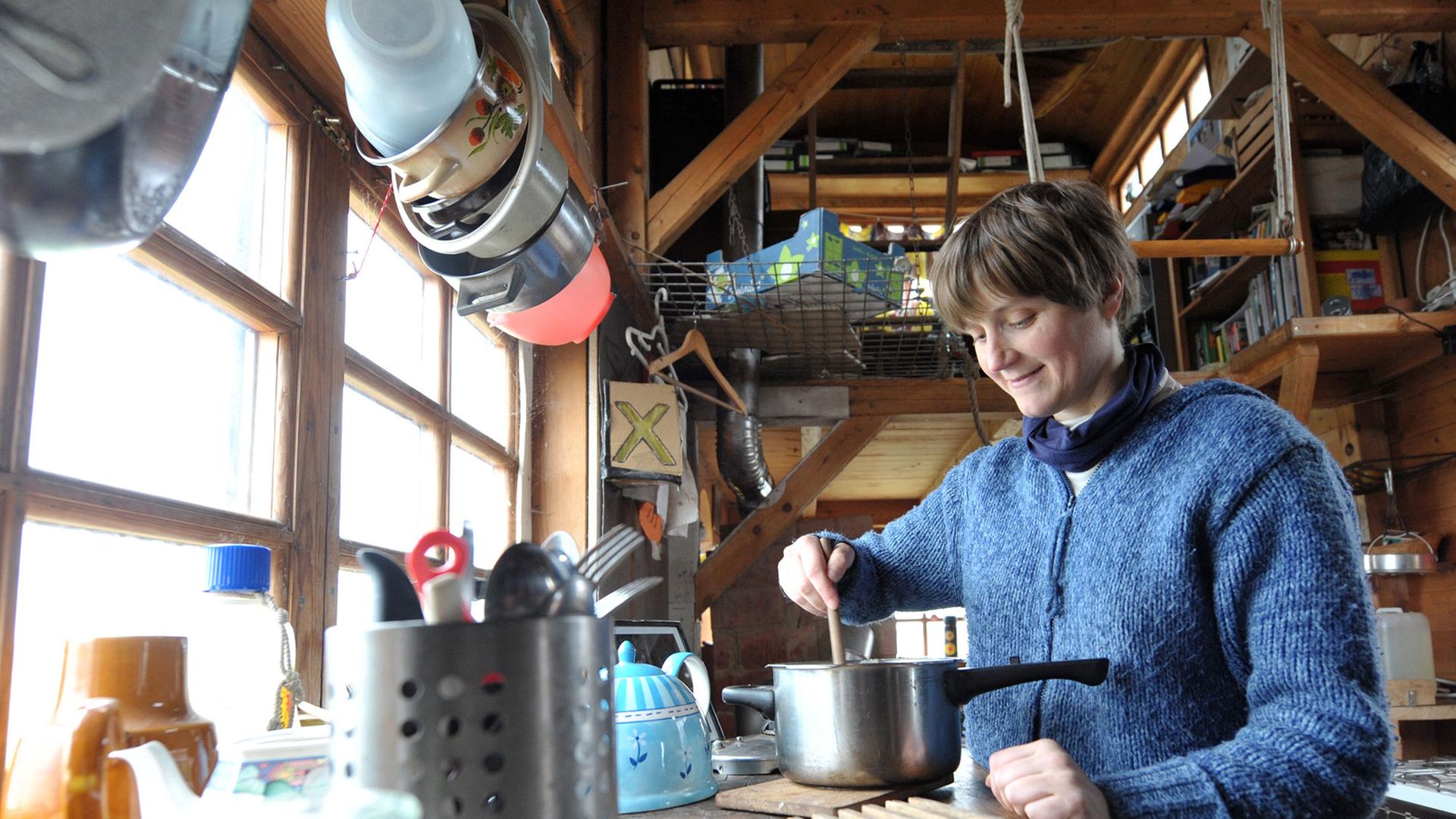 Cécile Lecomte bereitet in ihrem umgebauten Bauwagen in Lüneburg Essen zu. Cécile Lecomte bereitet in ihrem umgebauten Bauwagen in Lüneburg Essen zu.