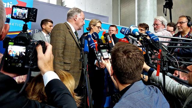 Die AfD tagt erstmals im Bundestag nach der Bundestagswahl 2017. Die AfD Fraktionsvorsitzenden Alice Weidel und Alexander Gauland geben der Presse ein Interview.