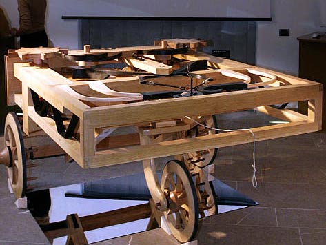 Holzmodell eines Autos - erfunden von Leonardo Da Vinci
