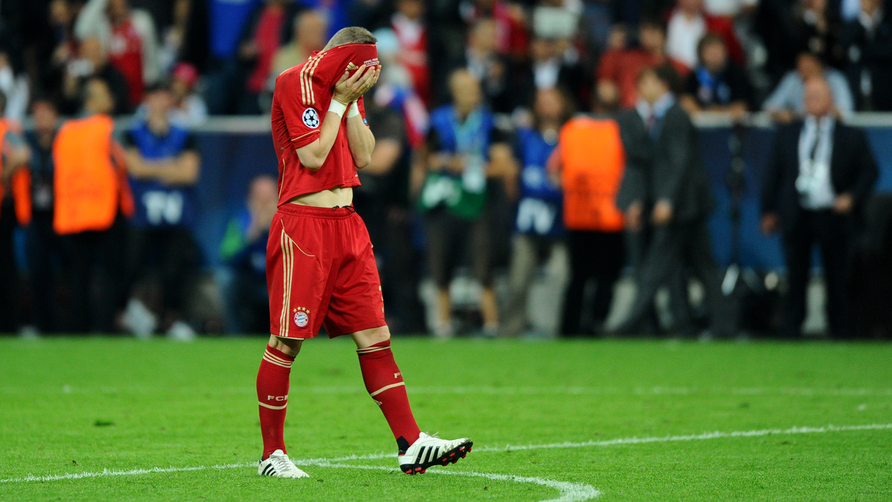 Bastian Schweinsteiger nach seinem verschossenen Elfmeter beim Champions League-Finale 2012 gegen den FC Chelsea Bastian Schweinsteiger nach seinem verschossenen Elfmeter beim Champions League-Finale 2012 gegen den FC Chelsea
