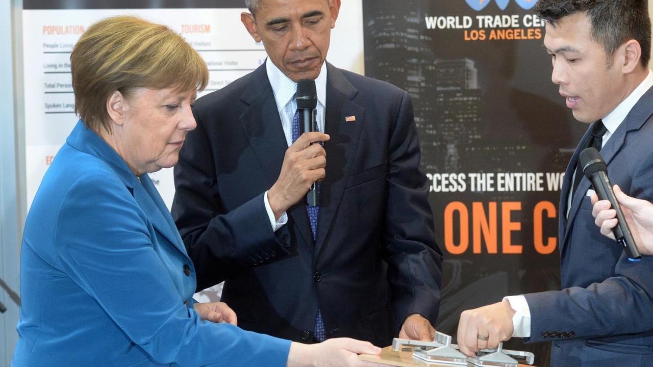 Bundeskanzlerin Merkel und US-Präsident Obama besuchen den Stand von Los Angeles auf der Industriemesse in Hannover.
