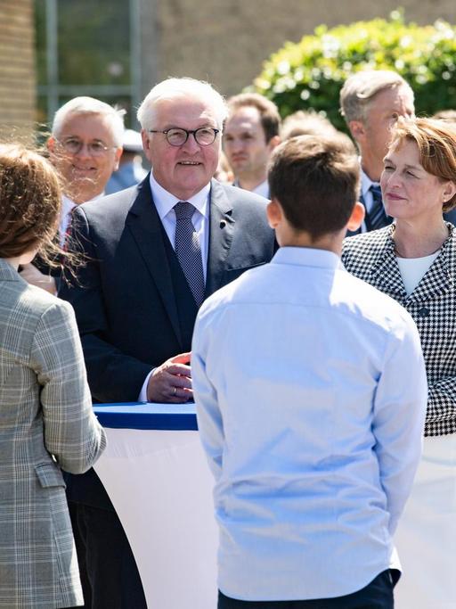 Bundespräsident Frank-Walter Steinmeier und seine Frau Elke Büdenbender unterhalten sich bei einem Besuch des Deutschen Gymnasium für Nordschleswig in Apenrade (Aabenraa) mit Angehörigen der deutschen Minderheit in Dänemark. Bundespräsident Steinmeier und seine Frau sind anlässlich des 100. Jubiläums der dänisch-deutschen Grenzziehung im Jahr 1920 zu einem zweitägigen Besuch in Dänemark. Die Feierlichkeiten mussten 2020 coronabedingt verschoben werden und werden nun nachgeholt.