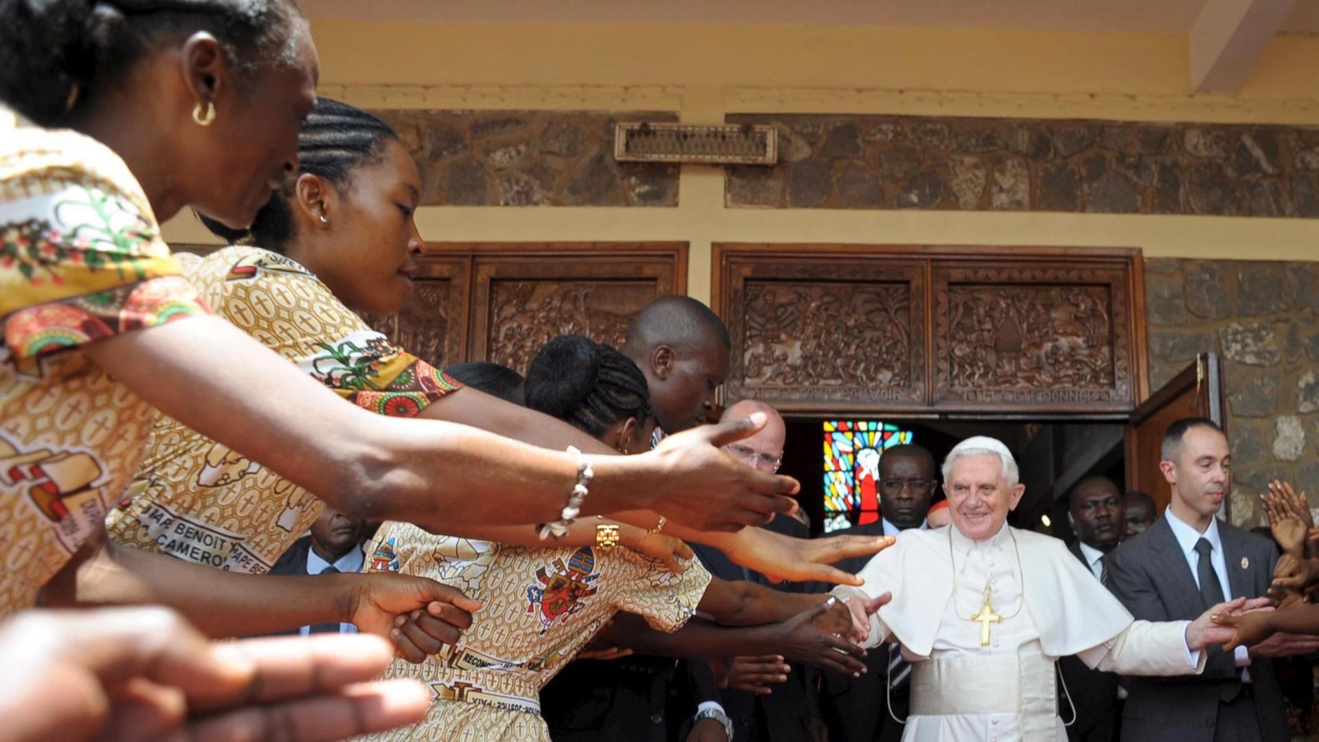 Gläubige begrüßen im März 2009 Papst Benedikt XVI in Jaunde, Kamerun. Gläubige begrüßen im März 2009 Papst Benedikt XVI in Jaunde, Kamerun.