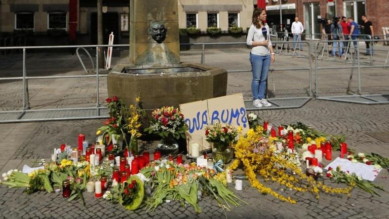 Blumen liegen am Tatort vor dem Brunnen. In der Altstadt von Münster war ein Mann am 07.04. mit einem Kleintransporter vor der Gaststätte «Großer Kiepenkerl» in eine Gruppe von Menschen gerast und hatte zwei von ihnen getötet.