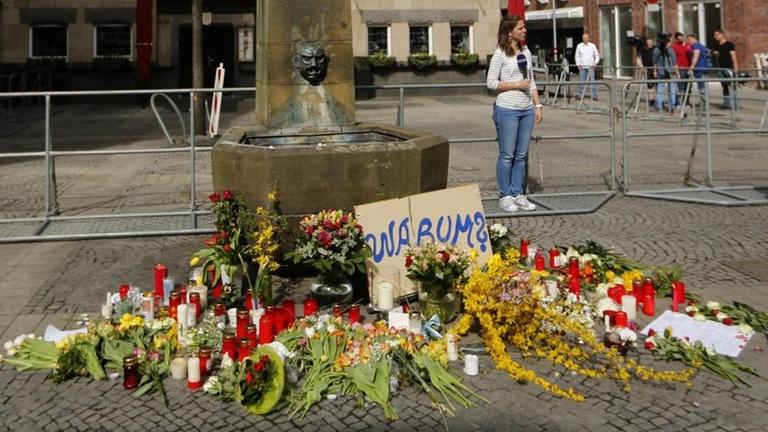 Blumen liegen am Tatort vor dem Brunnen. In der Altstadt von Münster war ein Mann am 07.04. mit einem Kleintransporter vor der Gaststätte «Großer Kiepenkerl» in eine Gruppe von Menschen gerast und hatte zwei von ihnen getötet. Blumen liegen am Tatort vor dem Brunnen. In der Altstadt von Münster war ein Mann am 07.04. mit einem Kleintransporter vor der Gaststätte «Großer Kiepenkerl» in eine Gruppe von Menschen gerast und hatte zwei von ihnen getötet.