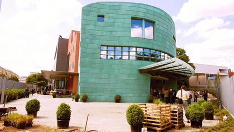 Die österreichische Botschaft in Berlin. Der Entwurf für den Neubau im Diplomatenviertel am Tiergarten stammt von dem österreichischen Architekten Hans Hollein.