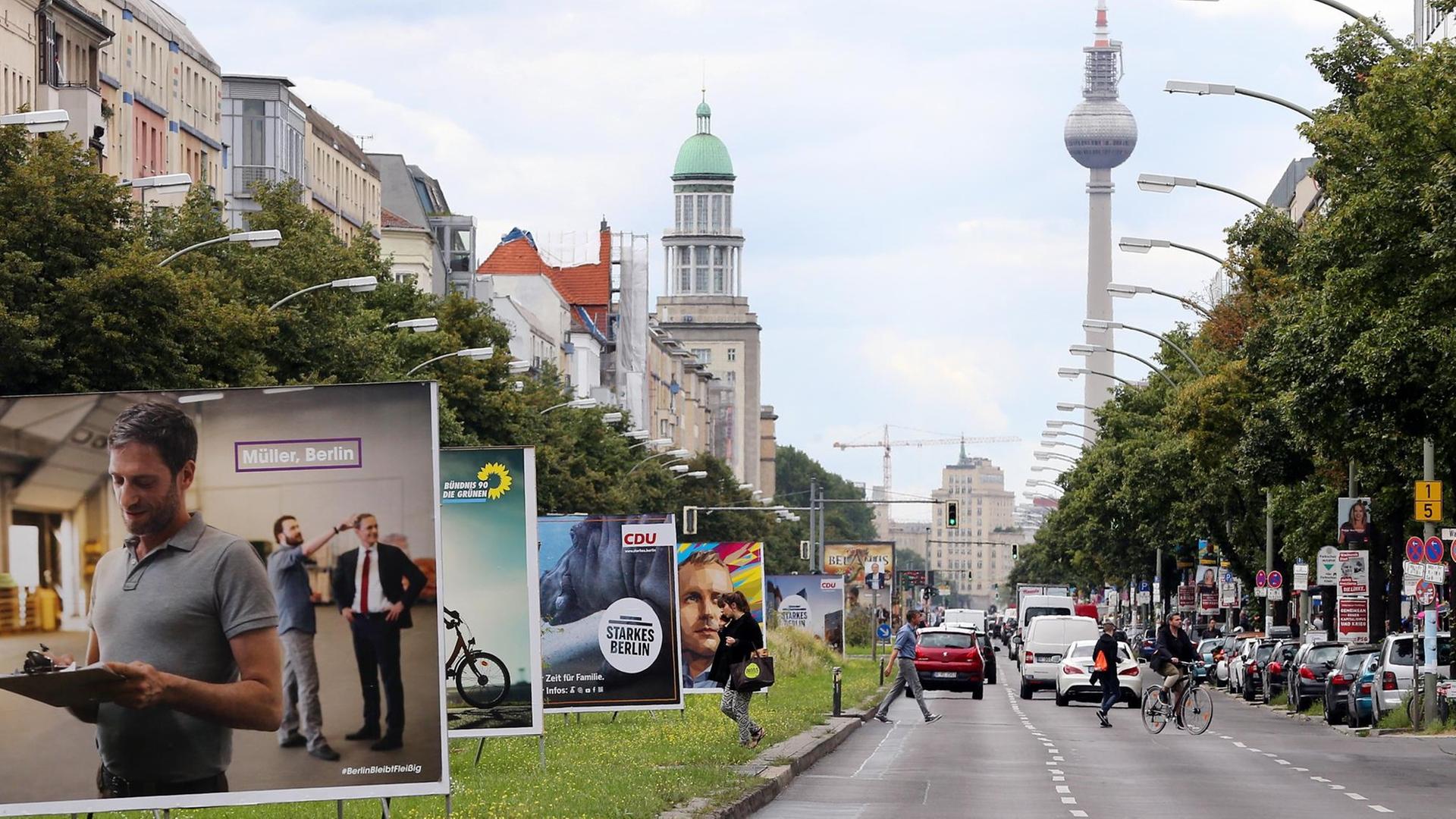Wahlplakate bestimmen am 10.08.2016 das Bild in der Frankfurter Allee in Berlin. Das Berliner Abgeordnetenhaus wählt am 18. September einen neuen Senat. Wahlplakate bestimmen am 10.08.2016 das Bild in der Frankfurter Allee in Berlin. Das Berliner Abgeordnetenhaus wählt am 18. September einen neuen Senat.