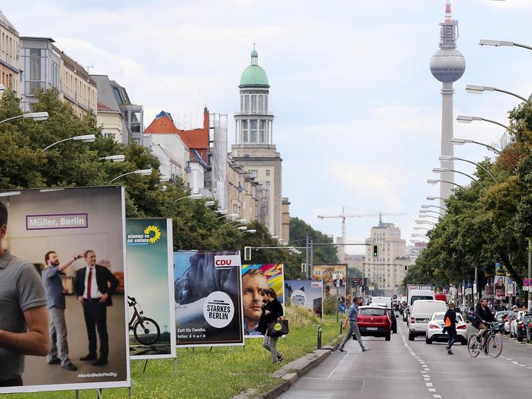 Wahlplakate bestimmen am 10.08.2016 das Bild in der Frankfurter Allee in Berlin. Das Berliner Abgeordnetenhaus wählt am 18. September einen neuen Senat.