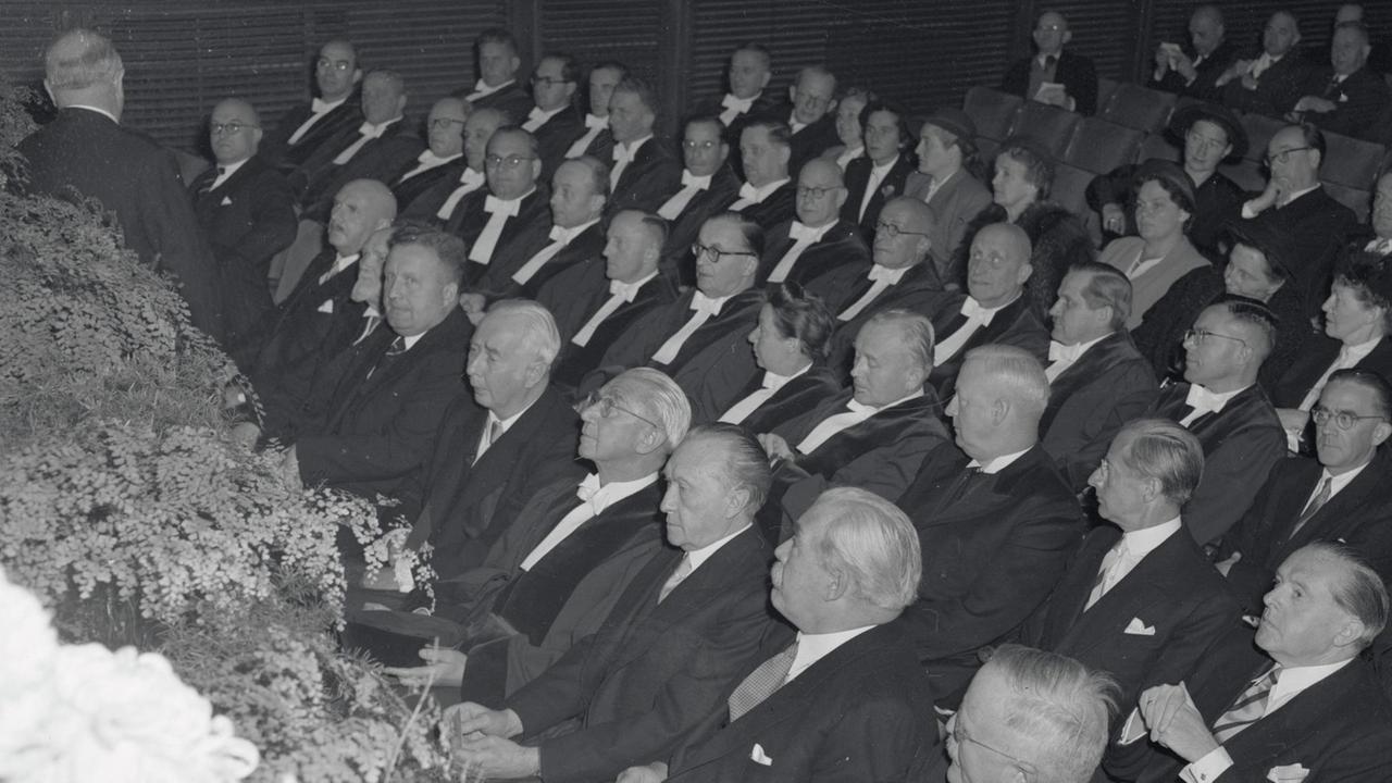 Eröffnung des Bundesverfassungsgericht in Karlsruhe mit Gerichtspräsident Hermann Höpker-Aschoff (erste Reihe, M.), daneben Bundespräsident Theodor Heuss (l.) and Kanzler Konrad Adenauer. Eröffnung des Bundesverfassungsgericht in Karlsruhe mit Gerichtspräsident Hermann Höpker-Aschoff (erste Reihe, M.), daneben Bundespräsident Theodor Heuss (l.) and Kanzler Konrad Adenauer.
