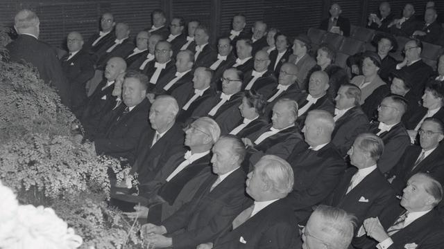 Eröffnung des Bundesverfassungsgericht in Karlsruhe mit Gerichtspräsident Hermann Höpker-Aschoff (erste Reihe, M.), daneben Bundespräsident Theodor Heuss (l.) and Kanzler Konrad Adenauer.