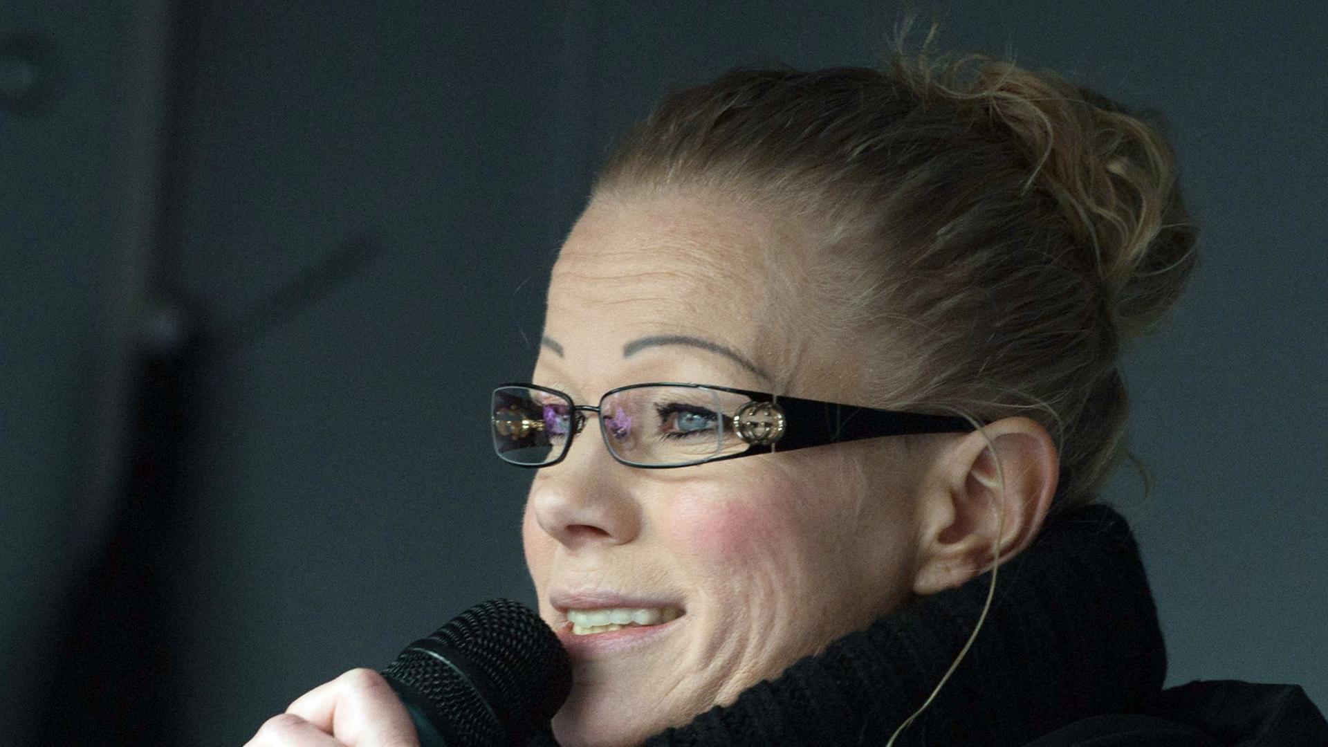 Kathrin Oertel spricht bei einer Pegida-Demonstration in ein Mikrofon. Kathrin Oertel spricht bei einer Pegida-Demonstration in ein Mikrofon.