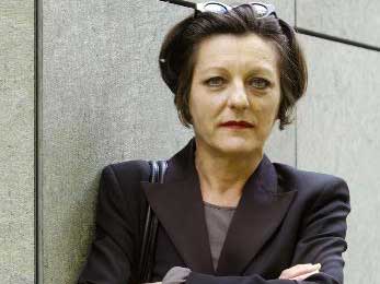Die aus Rumänien stammende Schriftstellerin Herta Müller posiert anlässlich der Verleihung des Literaturpreises der Konrad-Adenauer-Stiftung in Weimar am 16.5.2004 Die aus Rumänien stammende Schriftstellerin Herta Müller posiert anlässlich der Verleihung des Literaturpreises der Konrad-Adenauer-Stiftung in Weimar am 16.5.2004