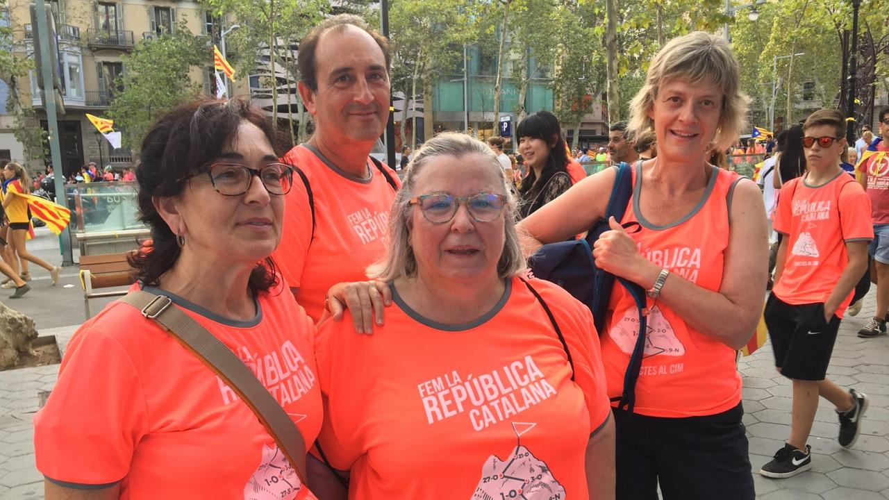 "Fem la República Catalana" steht auf ihren T-Shirts - "Schaffen wir die Republik Katalonien" - Maria Luisa und ihre Mitstreiter bei der Demonstrantion in Barcelona am 11. September. "Fem la República Catalana" steht auf ihren T-Shirts - "Schaffen wir die Republik Katalonien" - Maria Luisa und ihre Mitstreiter bei der Demonstrantion in Barcelona am 11. September.