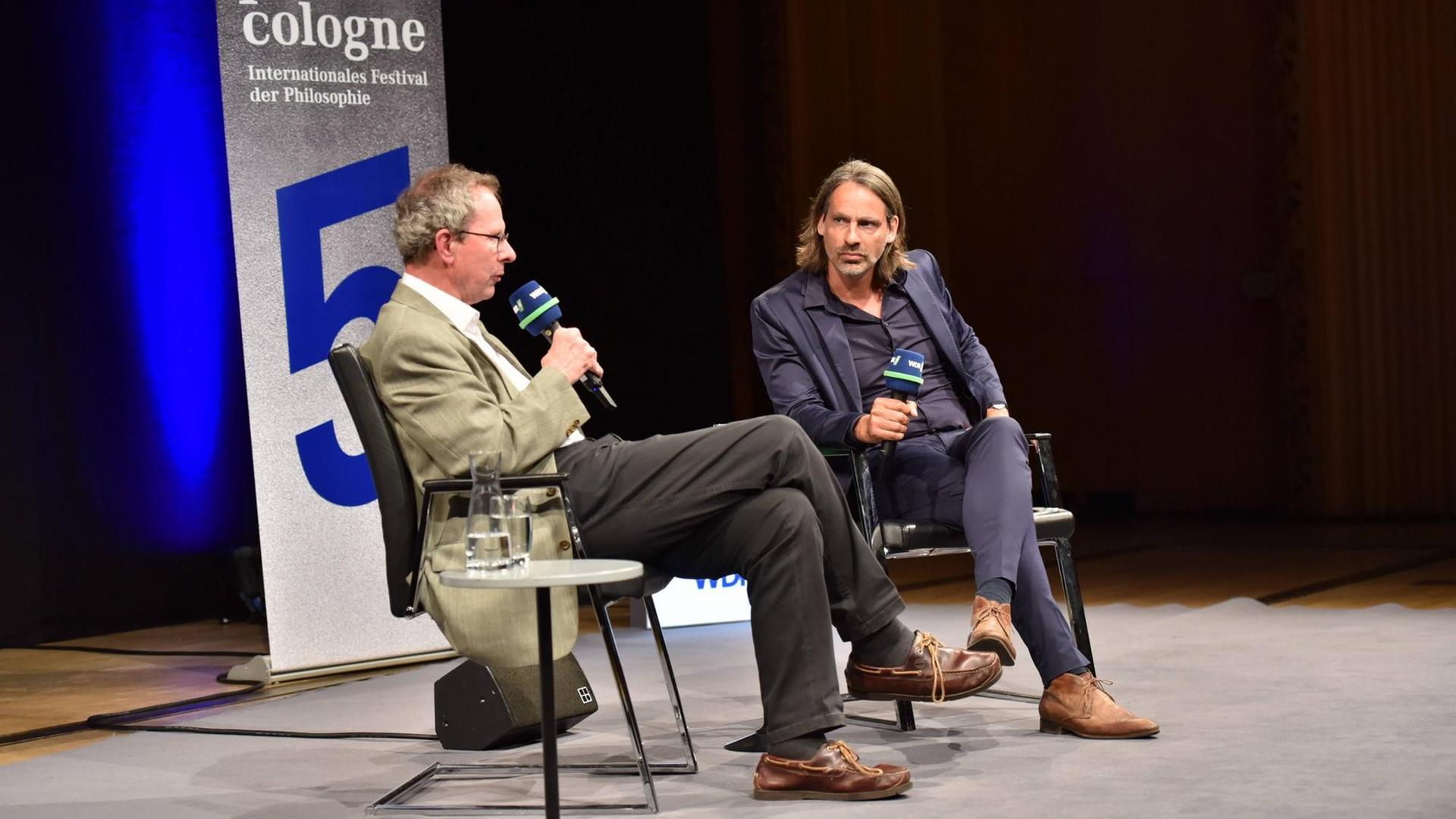 Der Literaturwissenschschaftler Christoph Jamme und der Philosoph und Autor Richard David Precht im Gespräch auf der Philcologne 2017. Der Literaturwissenschschaftler Christoph Jamme und der Philosoph und Autor Richard David Precht im Gespräch auf der Philcologne 2017.