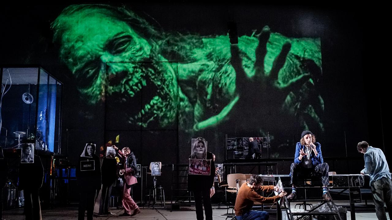 Szene aus "Fear" von Falk Richter an der Schaubühne Berlin Szene aus "Fear" von Falk Richter an der Schaubühne Berlin