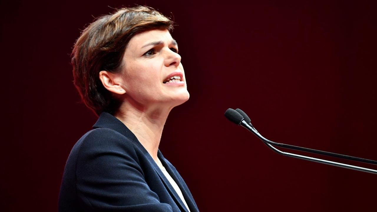 Pamela Rendi-Wagner auf dem 44. Bundesparteitag der SPÖ. Sie spricht in ein Mikrofon. Pamela Rendi-Wagner auf dem 44. Bundesparteitag der SPÖ. Sie spricht in ein Mikrofon.