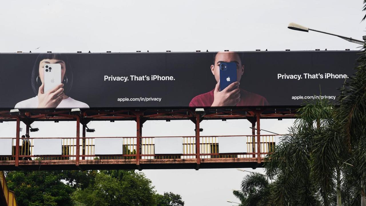 Werbeplakate mit der Aufschrift "Privacy. That's iPhone" in Indien. Werbeplakate mit der Aufschrift "Privacy. That's iPhone" in Indien.