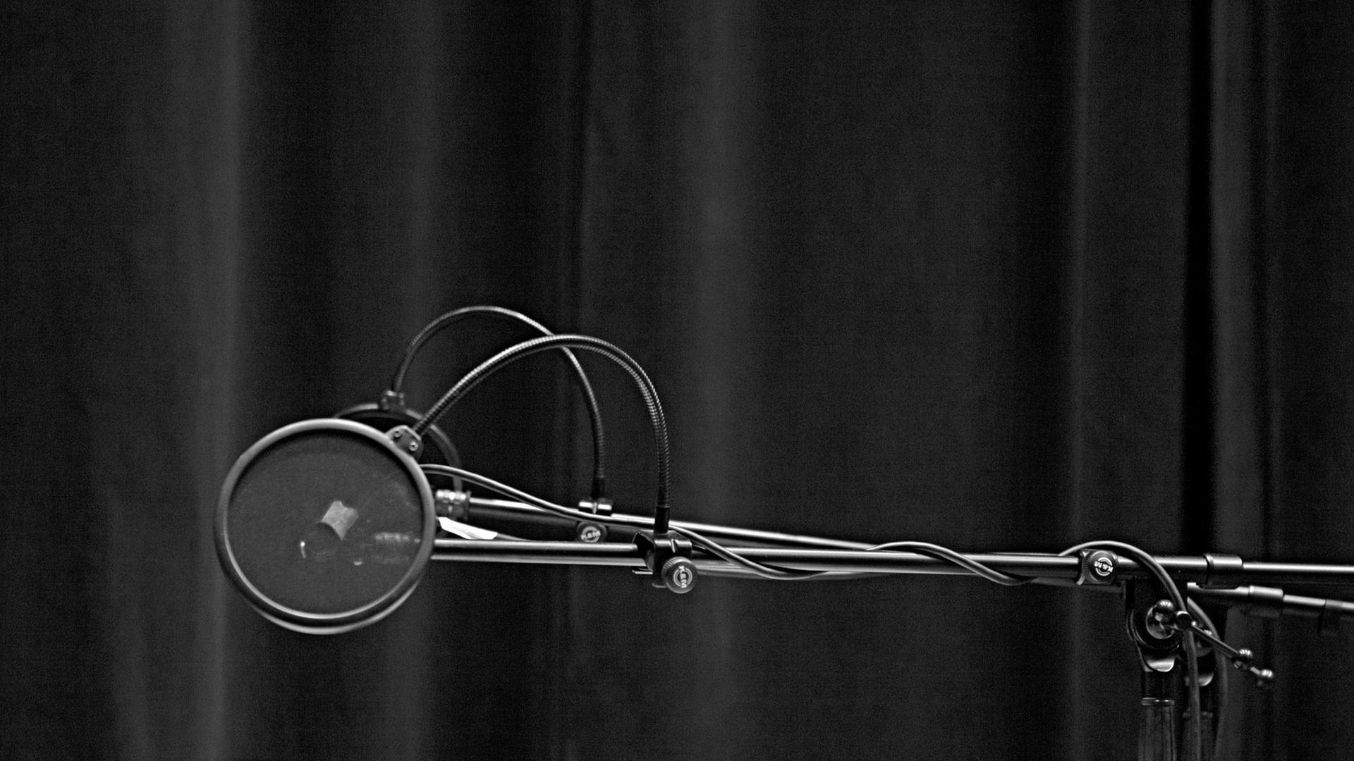 Ein Mikrofon in unserem Hörspielstudio. Ein Mikrofon in unserem Hörspielstudio.