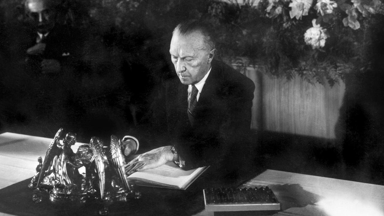 Konrad Adenauer bei der Unterzeichnung des Grundgesetzes am 23. Mai 1949.