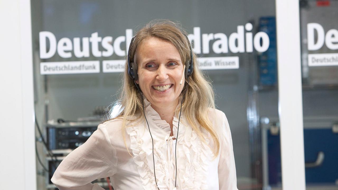 Kim Kindermann moderiert eine Deutschlandradio-Veranstaltung auf der Buchmesse Frankfurt.