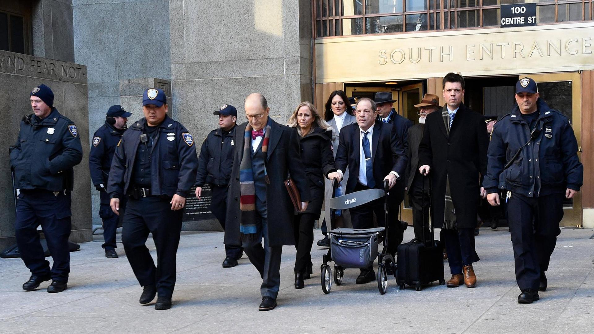 auf einen Rollator gestützt verlässt Harvey Weinstein mit seinen Anwälten und ein paar Sicherheitsbeamten das Gerichtsgebäude in Manhattan. auf einen Rollator gestützt verlässt Harvey Weinstein mit seinen Anwälten und ein paar Sicherheitsbeamten das Gerichtsgebäude in Manhattan.