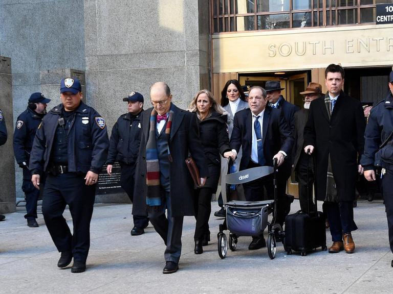auf einen Rollator gestützt verlässt Harvey Weinstein mit seinen Anwälten und ein paar Sicherheitsbeamten das Gerichtsgebäude in Manhattan.