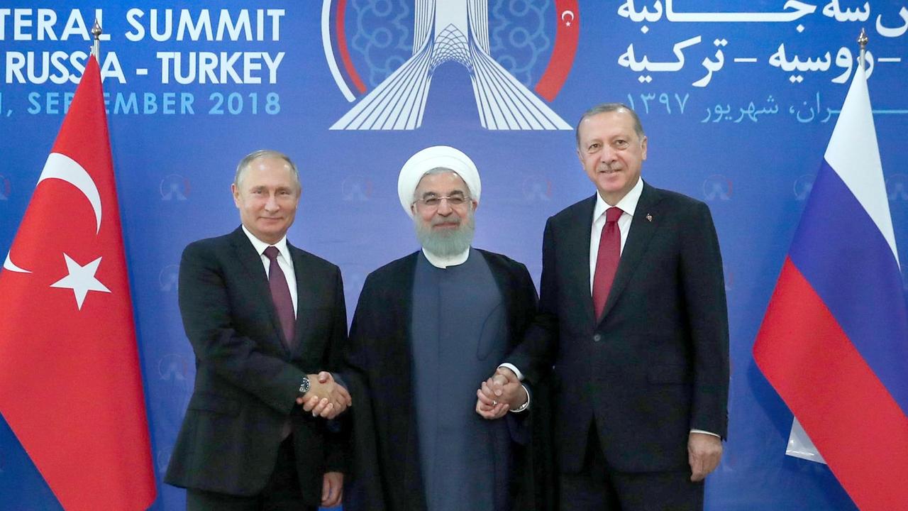 Wladimir Putin (l-r), Präsident von Russland, Hassan Rouhani, Präsident des Iran und Recep Tayyip Erdogan, Präsident der Türkei, stehen vor ihrem Gespräch im Rahmen des Syrien-Gipfels in der iranischen Hauptstadt nebeneinander.