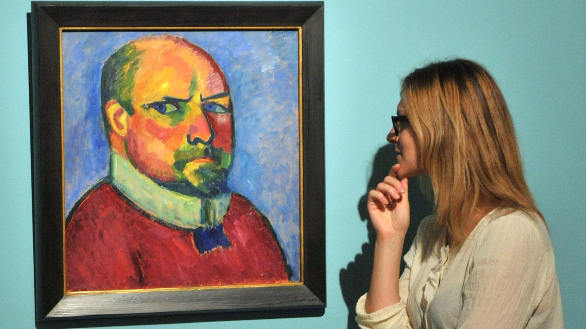 Eine Besucherin betrachtet am Freitag (31.08.2012) in der Ausstellung «Ich arbeite für mich, nur für mich und meinen Gott» in der Kunstsammlung in Jena ein Bild des Malers Alexej von Jawlensky. Die Ausstellung gibt vom 02.09.2012 bis zum 25.11.2012 einen Überblick über das Lebenswerk des für seinen ausdrucksstarken Stil mit einfachen Formen und leuchtenden Farben bekannten Malers Eine Besucherin betrachtet am Freitag (31.08.2012) in der Ausstellung «Ich arbeite für mich, nur für mich und meinen Gott» in der Kunstsammlung in Jena ein Bild des Malers Alexej von Jawlensky. Die Ausstellung gibt vom 02.09.2012 bis zum 25.11.2012 einen Überblick über das Lebenswerk des für seinen ausdrucksstarken Stil mit einfachen Formen und leuchtenden Farben bekannten Malers