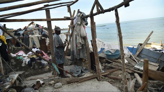 Ein Mann steht nach den Hurrikan "Matthew" in den Trümmern seines Hauses in Jeremie, im Westen Haitis.