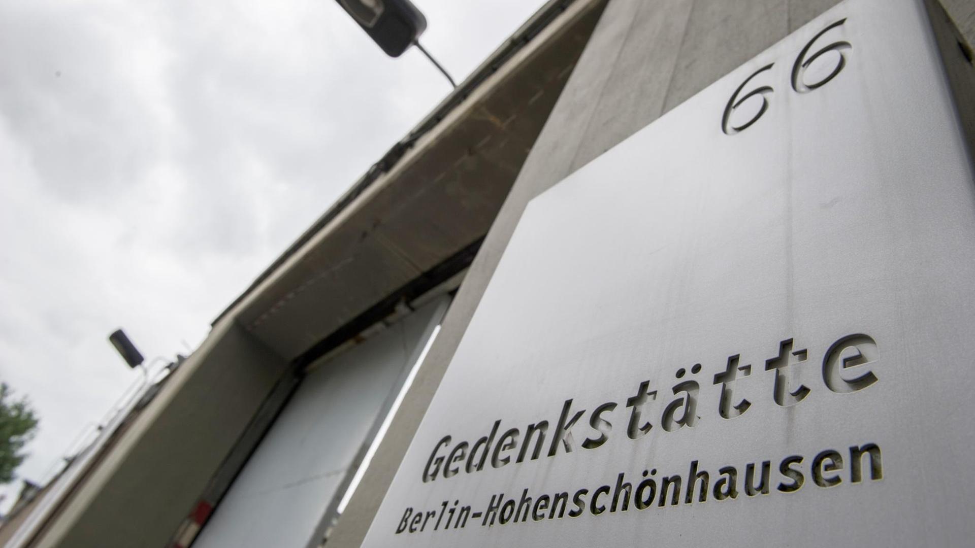 Das Schild mit der Aufschrift "Gedenkstätte Berlin-Hohenschönhausen" hängt in Berlin am Haupttor der Stasiopfer-Gedenkstätte in Hohenschönhausen. Dort waren zu DDR-Zeiten Untersuchungshäftlinge untergebracht. Vor 20 Jahren, am 1. Juni 1994, begann hier mit den original erhaltenen Zellen und Verhörräumen die Arbeit der Gedenkstätte.