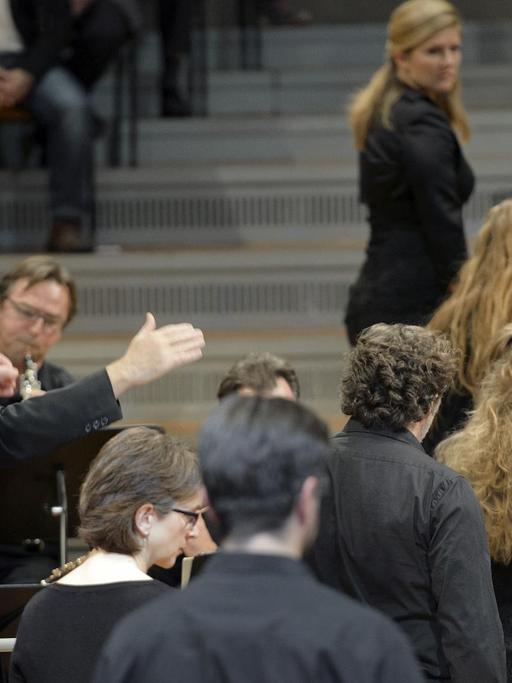 Sir Simon Rattle dirigiert Bachs "Matthäus-Passion" mit den Berliner Philharmonikern und dem Rundfunkchor Berlin in der szenischen Umsetzung von Peter Sellars