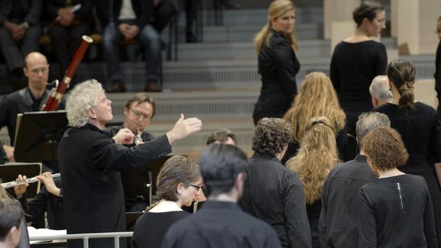 Sir Simon Rattle dirigiert Bachs "Matthäus-Passion" mit den Berliner Philharmonikern und dem Rundfunkchor Berlin in der szenischen Umsetzung von Peter Sellars