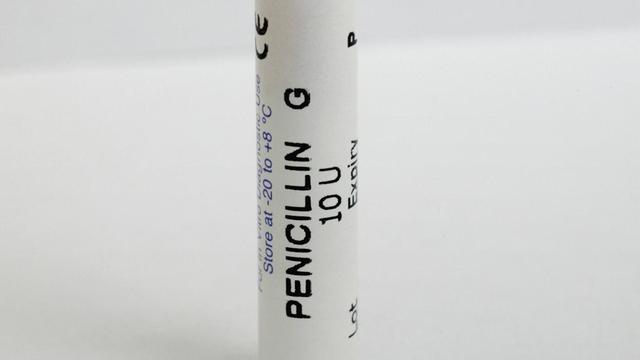 Ein Röhrchen mit Penicillin G (Benzylpenicillin) vor weißem Hintergrund.