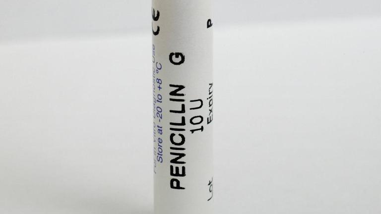 Ein Röhrchen mit Penicillin G (Benzylpenicillin) vor weißem Hintergrund. Ein Röhrchen mit Penicillin G (Benzylpenicillin) vor weißem Hintergrund.