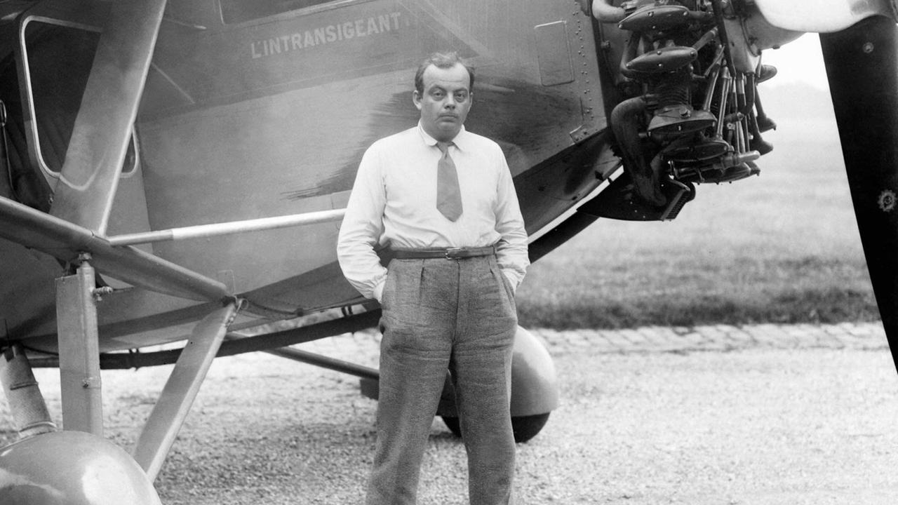 Der französische Autor Antoine de Saint-Exupéry, aufgenommen vor seinem Flugzeug. Der französische Autor Antoine de Saint-Exupéry, aufgenommen vor seinem Flugzeug.