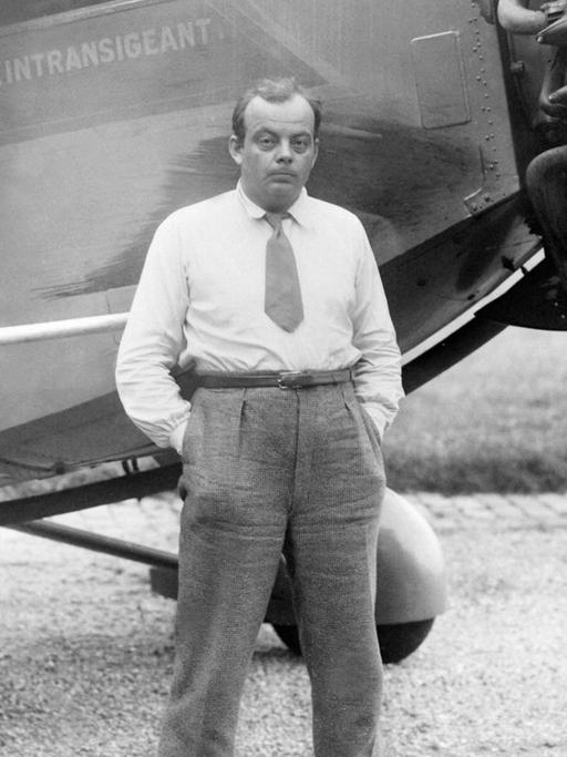 Der französische Autor Antoine de Saint-Exupéry, aufgenommen vor seinem Flugzeug.