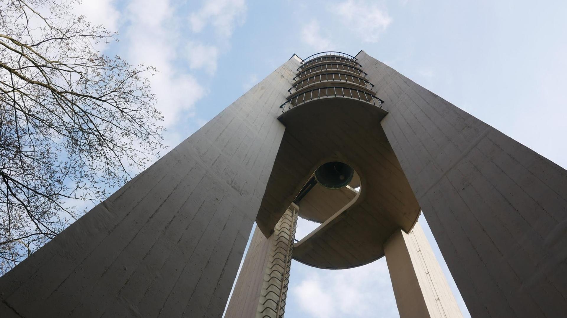 Kirchturm von unten fotografiert. Oben blauer Himmel. Kirchturm von unten fotografiert. Oben blauer Himmel.