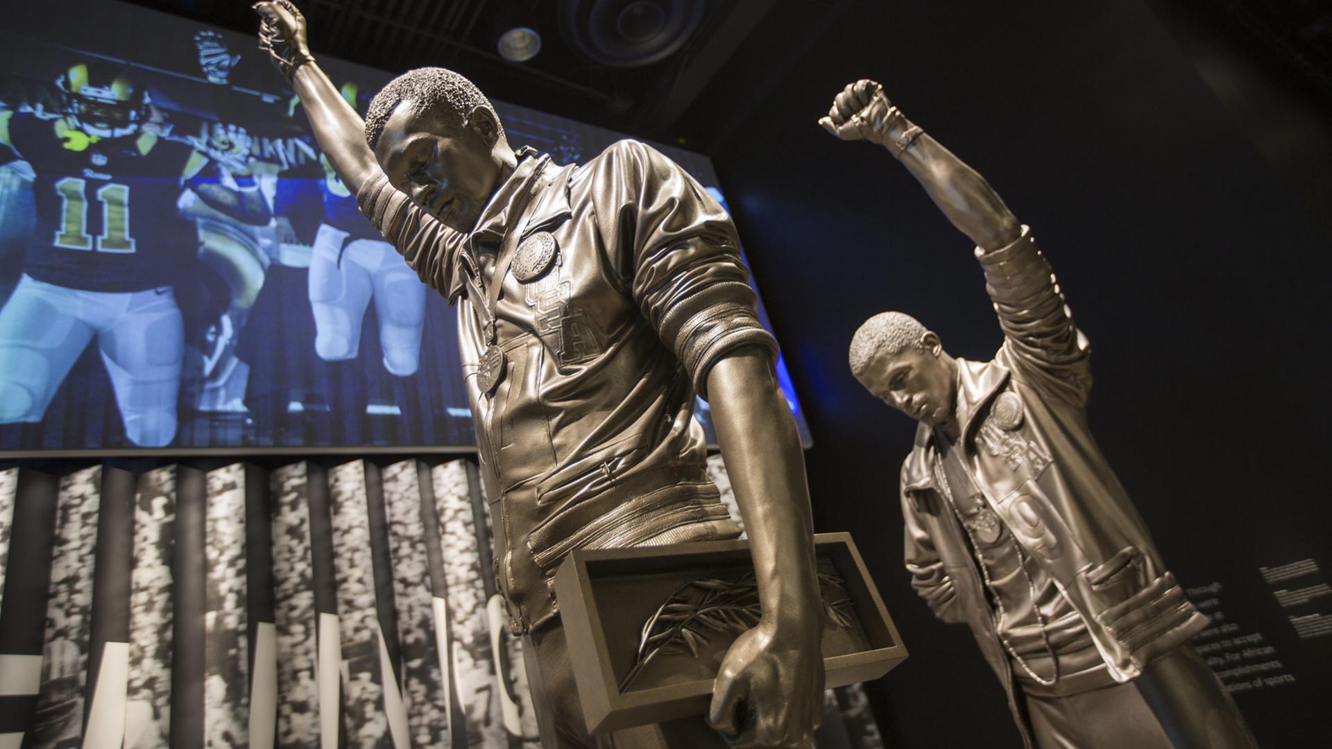 Eine Skulptur im neuen Museum für Afroamerikanische Geschichte zeigt die ikonische Protestgeste der beiden Olympiagewinner Tommie Smith und John Carlos mit erhobener Faust. Eine Skulptur im neuen Museum für Afroamerikanische Geschichte zeigt die ikonische Protestgeste der beiden Olympiagewinner Tommie Smith und John Carlos mit erhobener Faust.