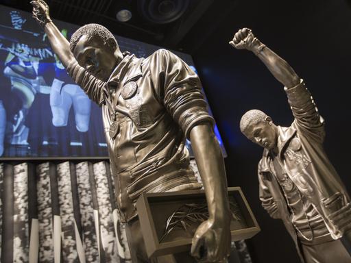 Eine Skulptur im neuen Museum für Afroamerikanische Geschichte zeigt die ikonische Protestgeste der beiden Olympiagewinner Tommie Smith und John Carlos mit erhobener Faust.