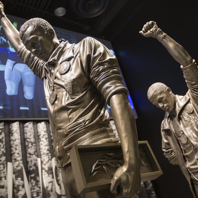 Eine Skulptur im neuen Museum für Afroamerikanische Geschichte zeigt die ikonische Protestgeste der beiden Olympiagewinner Tommie Smith und John Carlos mit erhobener Faust.