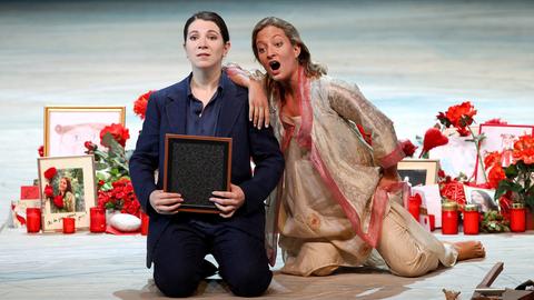 Elisabeth Kulmann als Orpheus (links) und Christiane Karg als Amore in Christoph Willibald Glucks Oper "Orfeo ed Euridice", zu der Raniero de' Calzabigi das Libretto schrieb, bei den Salzburger Festspielen 2010