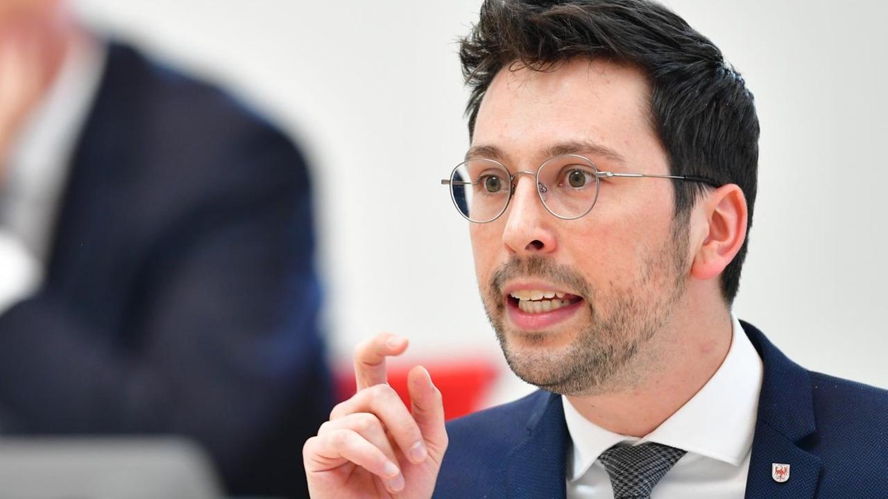 07.05.2020, Brandenburg, Potsdam: Dennis Hohloch, Parlamentarischer Geschäftsführer der AfD-Fraktion, spricht während der Sondersitzung des Landtages zum Antrag der AfD- Fraktion zur Aufhebung aller Corona bedingten 07.05.2020, Brandenburg, Potsdam: Dennis Hohloch, Parlamentarischer Geschäftsführer der AfD-Fraktion, spricht während der Sondersitzung des Landtages zum Antrag der AfD- Fraktion zur Aufhebung aller Corona bedingten