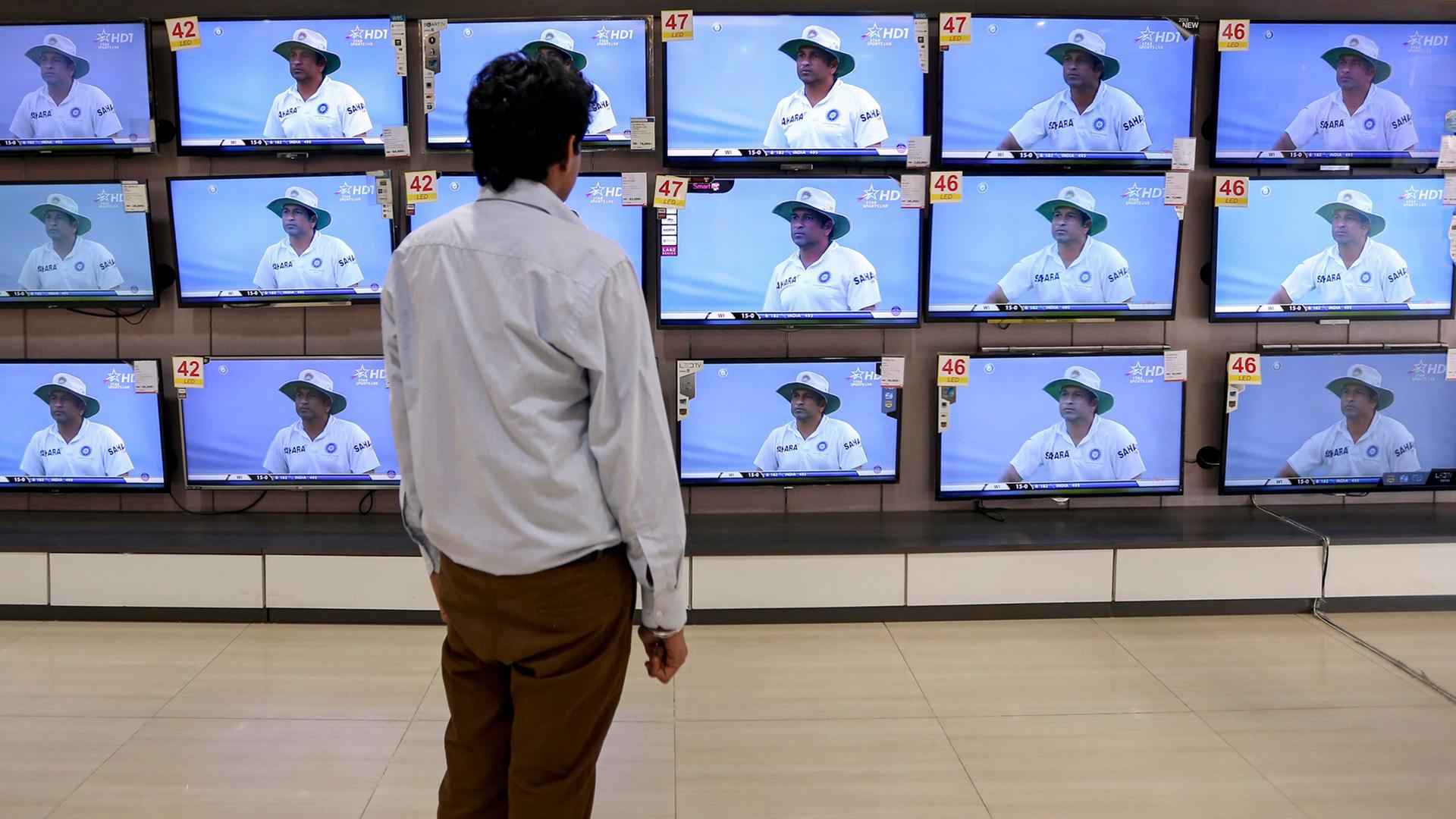 Fernseher stehen in einem indischen Elektronik-Shop aufgereiht. Fernseher stehen in einem indischen Elektronik-Shop aufgereiht.