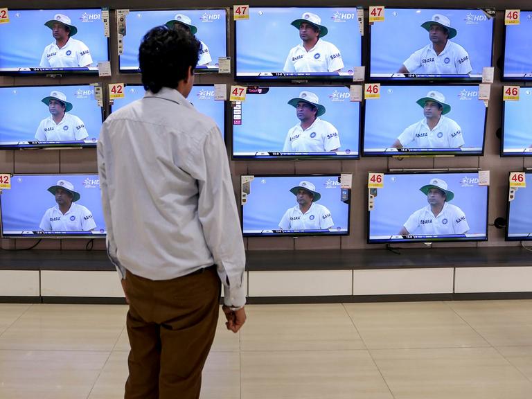 Fernseher stehen in einem indischen Elektronik-Shop aufgereiht.