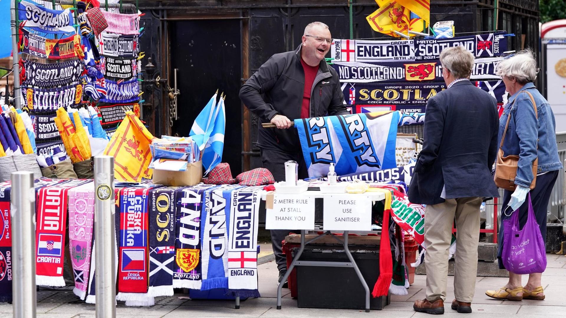 Scotland Fans - Glasgow A stall holder on Buchanan Street, Glasgow, selling Tartan Army flags and scarves to Scotland football fans ahead of the UEFA EURO, EM, Europameisterschaft,Fussball 2020 Group D match between England and Scotland at Wembley Stadium. Picture date: Thursday June 17, 2021. Use subject to restrictions. Editorial use only, no commercial use without prior consent from rights holder. PUBLICATIONxINxGERxSUIxAUTxONLY Copyright: xJanexBarlowx 60411040 Scotland Fans - Glasgow A stall holder on Buchanan Street, Glasgow, selling Tartan Army flags and scarves to Scotland football fans ahead of the UEFA EURO, EM, Europameisterschaft,Fussball 2020 Group D match between England and Scotland at Wembley Stadium. Picture date: Thursday June 17, 2021. Use subject to restrictions. Editorial use only, no commercial use without prior consent from rights holder. PUBLICATIONxINxGERxSUIxAUTxONLY Copyright: xJanexBarlowx 60411040